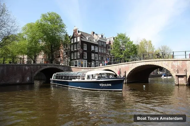 Amsterdam Boat Trips – 75-Minute Classic Canal Cruise & Snack Option