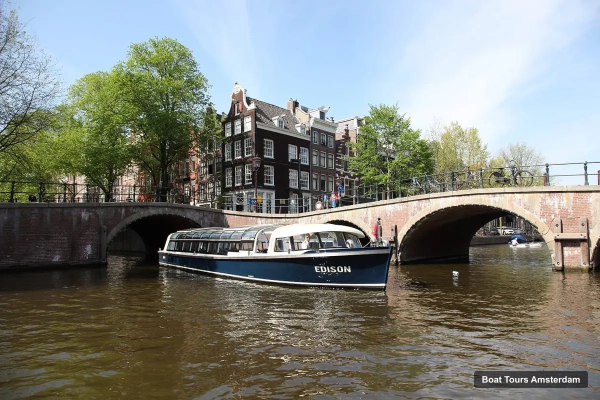 Amsterdam Boat Trips – 75-Minute Classic Canal Cruise & Snack Option