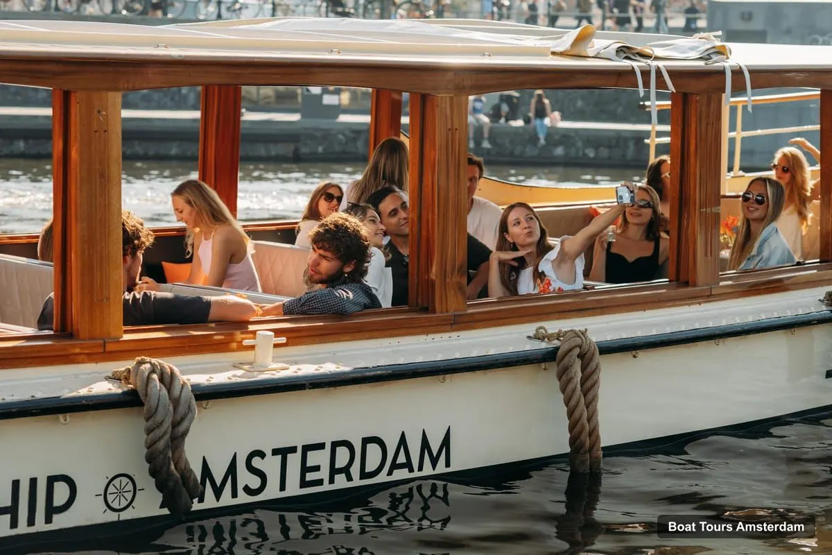 Boat Tours Amsterdam – Canal Cruise with Unlimited Drinks & Bite option (photo 3)