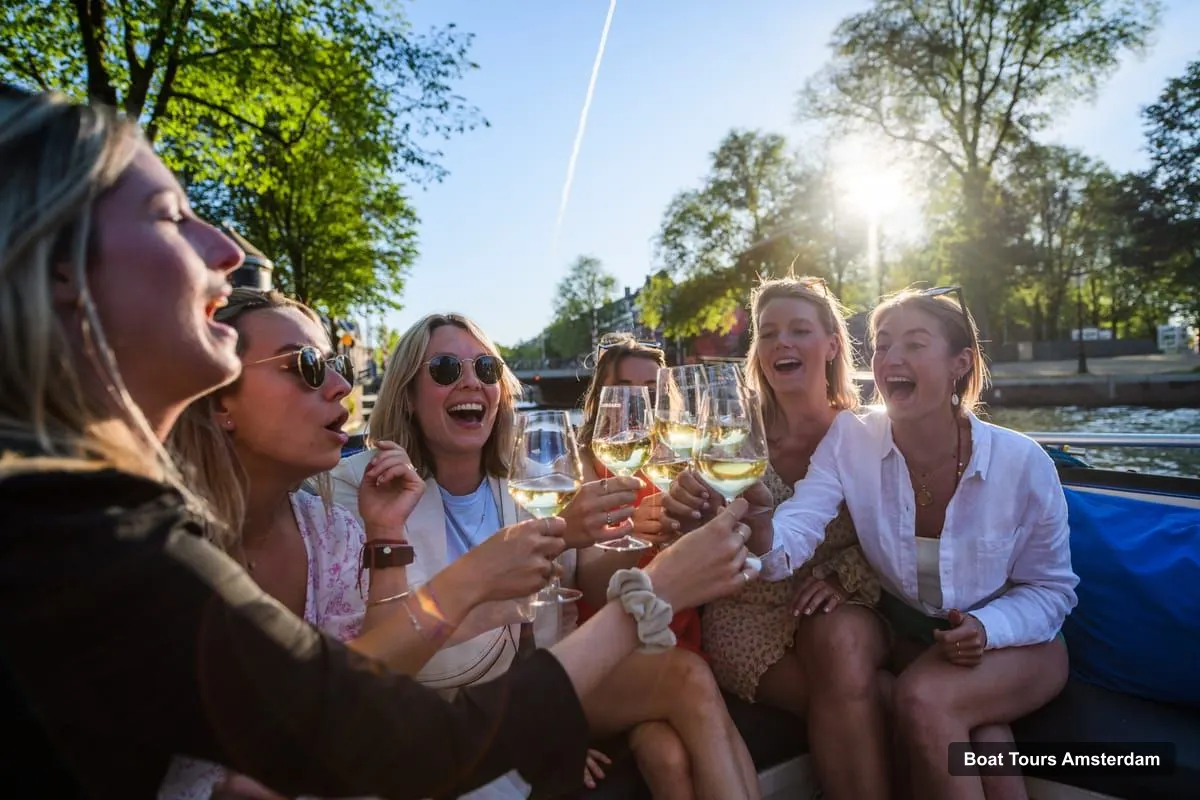 Boat Tours Amsterdam – Private Canal Booze Cruise with Unlimited Drinks (photo 2)