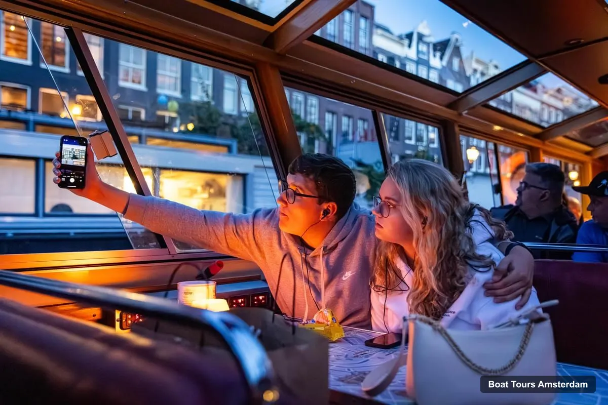 Boat Tours in Amsterdam – Evening Canal Cruise – City Lights & Wine Option (photo 4)