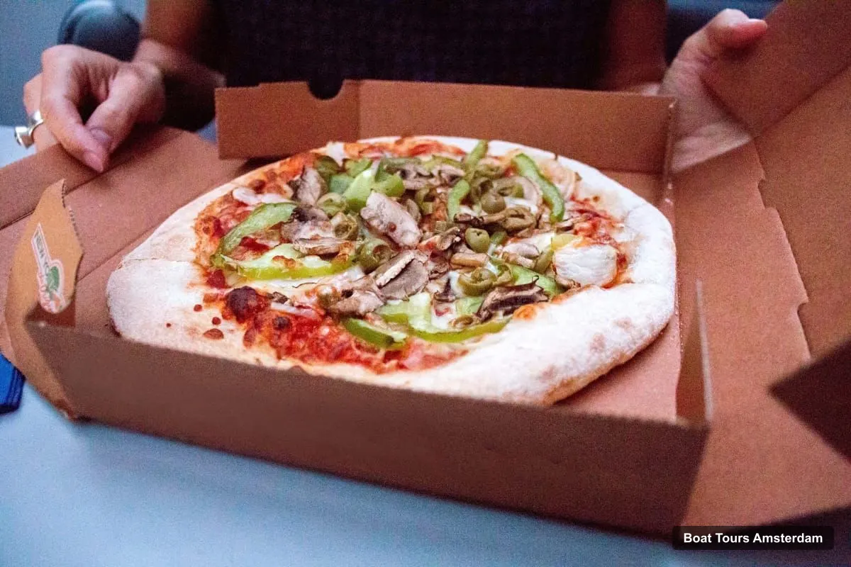 Boat Tours in Amsterdam – Original Pizza Dinner Cruise + Unlimited Drinks (photo 4)