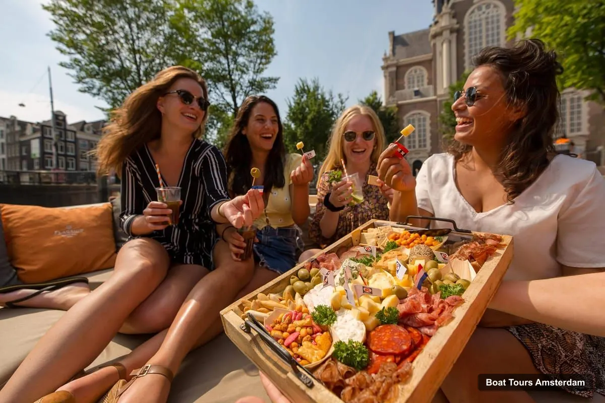 Boat Tours in Amsterdam – Private Cruise with Drinks & Optional Snacks (photo 4)