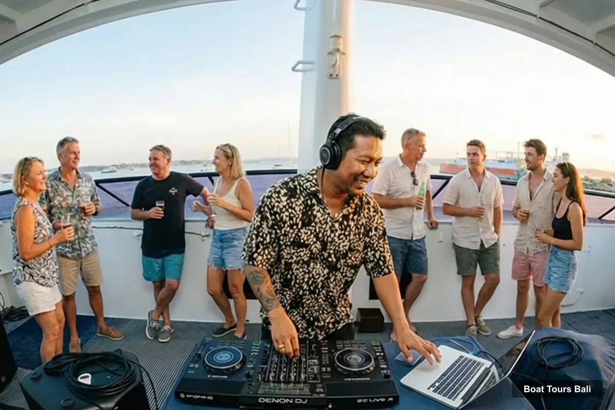 Bali Boat Trips – Bali/Benoa: Sunset Dinner Cruise with Buffet and Live Show (photo 4)