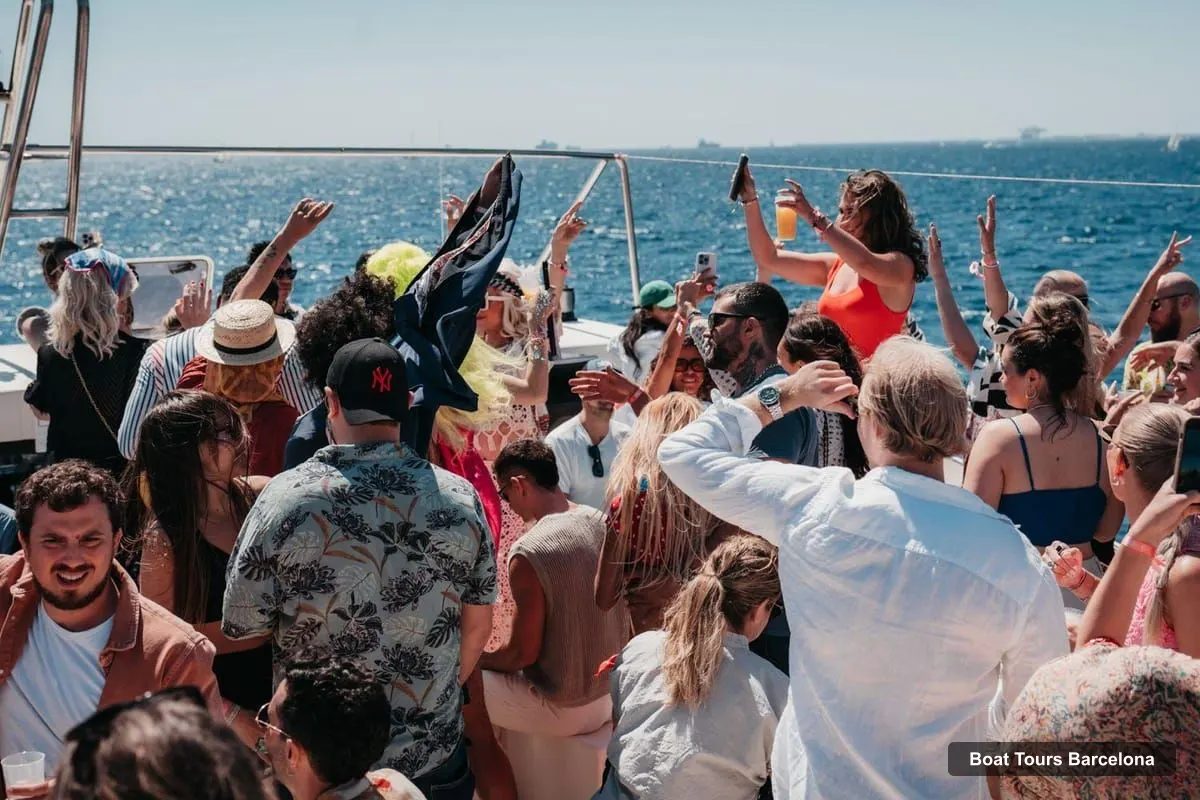 Barcelona Boat Trips – Barcelona Boat Party (Thu, Fri, Sat & Sun) + Nightlife Tour (photo 2)