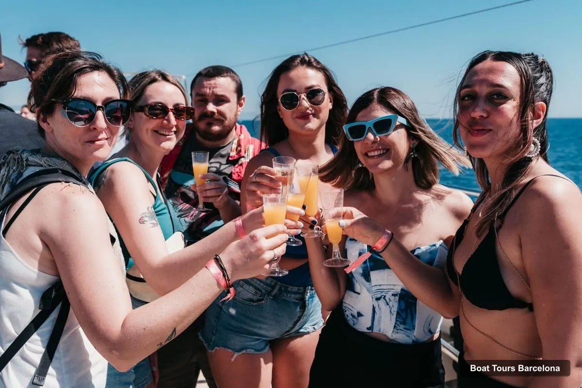 Barcelona Boat Trips – Barcelona Boat Party (Thu, Fri, Sat & Sun) + Nightlife Tour (photo 3)