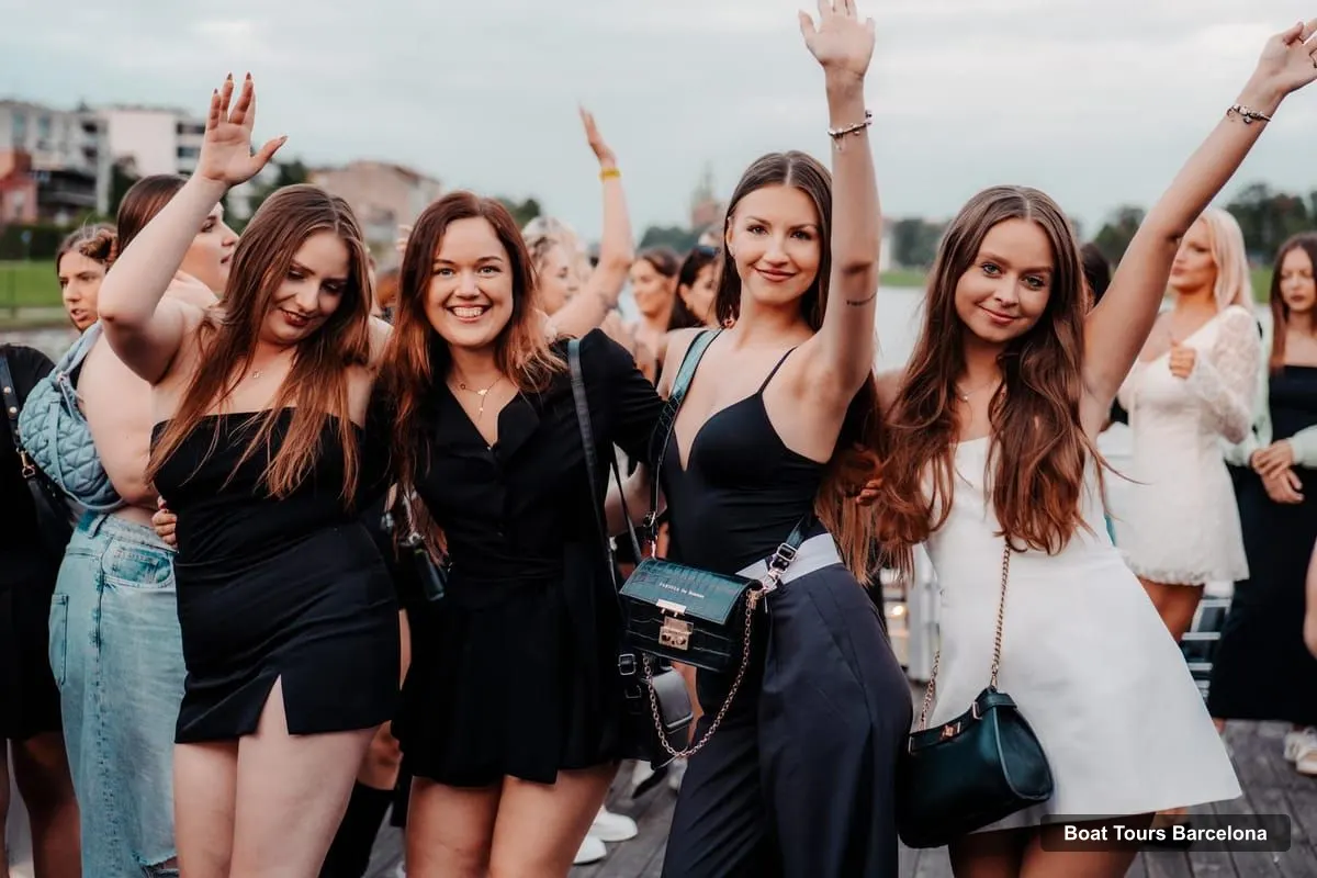 Barcelona Boat Trips – Barcelona Boat Party (Thu, Fri, Sat & Sun) + Nightlife Tour (photo 4)