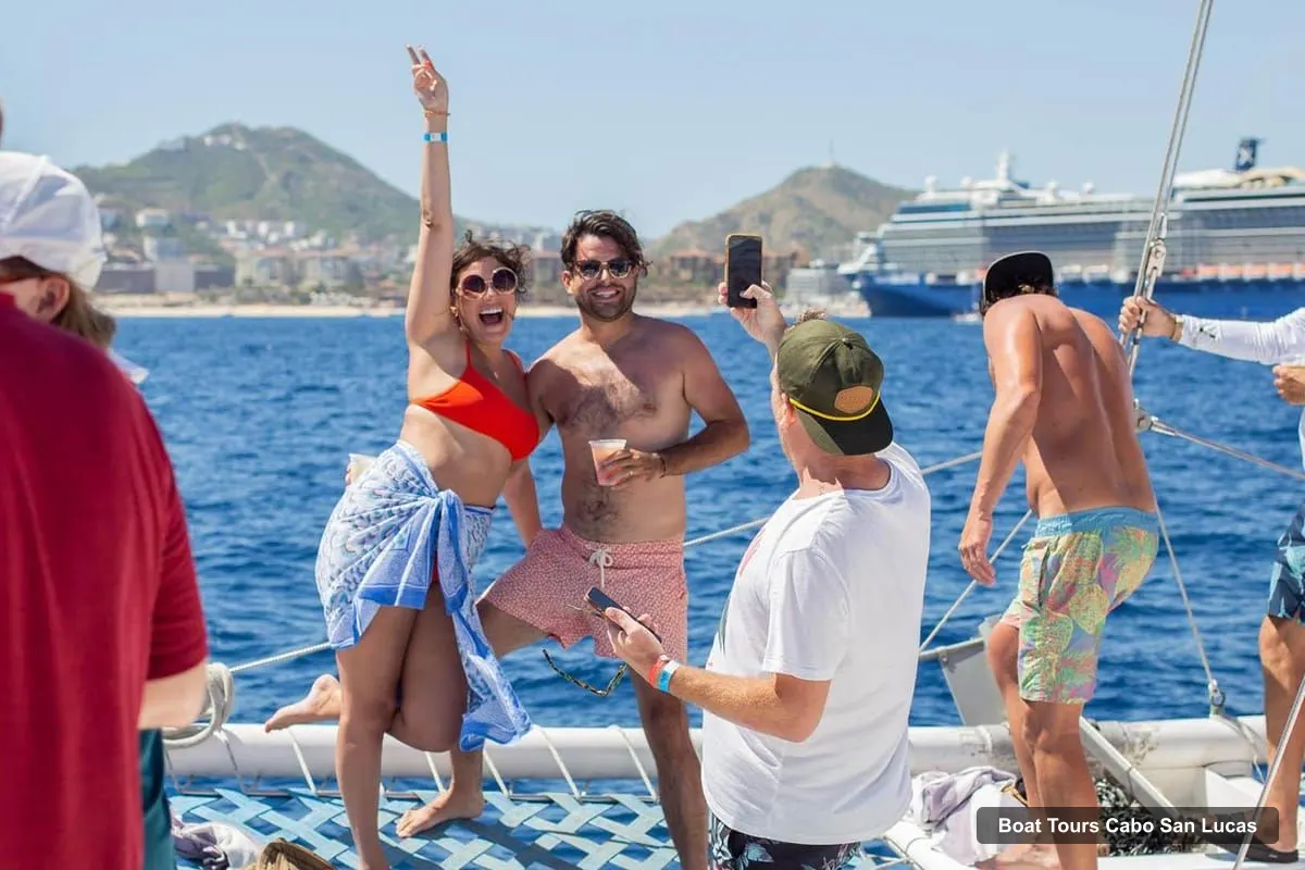 Cabo San Lucas Boat Cruises – 4-Hour Snorkeling Cruise with Open Bar