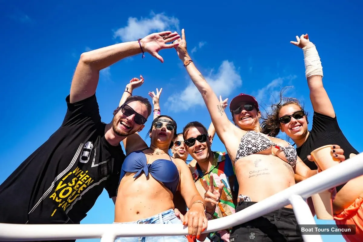Boat Tours Cancun – Catamaran with Open Bar, Snorkeling and Lunch (photo 3)