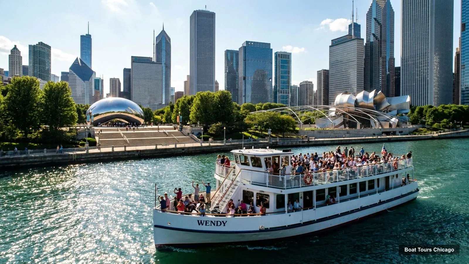 Boat Tours Chicago – sightseeing boat on the water near Millennium Park