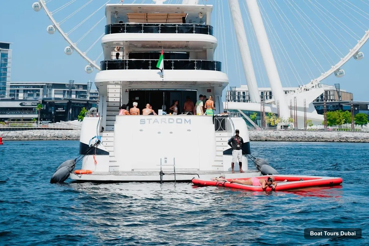 Boat Tours Dubai – Luxury Superyacht Tour with Live DJ, Swim & Open Bar (photo 3)