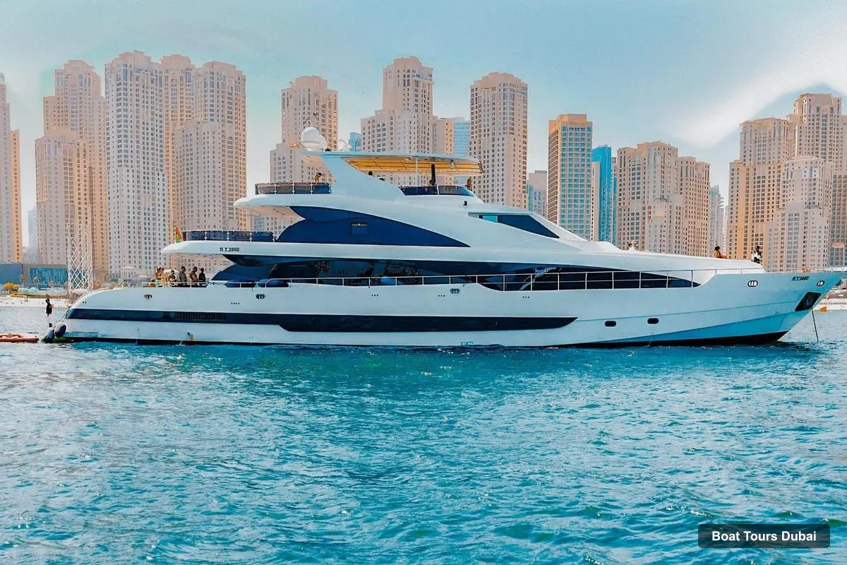 Boat Tours Dubai – Luxury Superyacht Tour with Live DJ, Swim & Open Bar (photo 4)