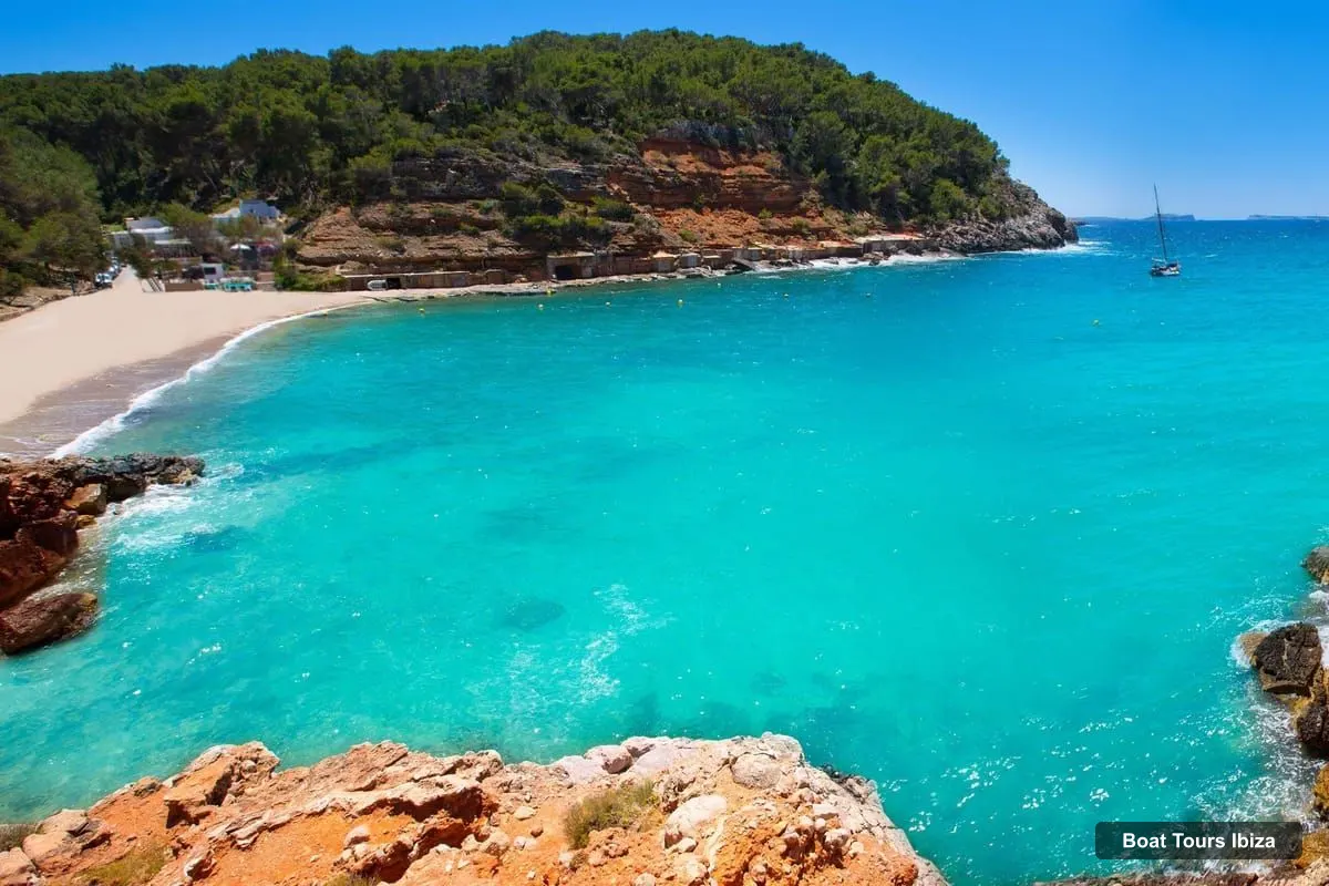 Boat Tours in Ibiza – Explore Ibiza's Hidden Coves: No-License Boat Rental (photo 4)