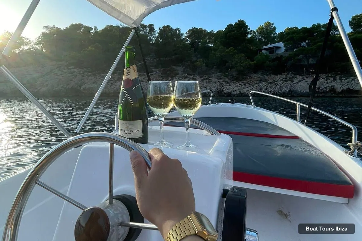 Boat Tours in Ibiza – Explore Ibiza's Hidden Coves: No-License Boat Rental (photo 5)