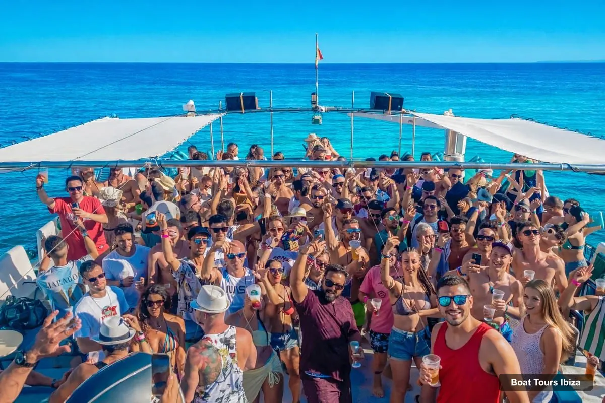 Ibiza Boat Trips – Catamaran Party with DJ, Saxo, Club Ticket & Open Bar (photo 5)