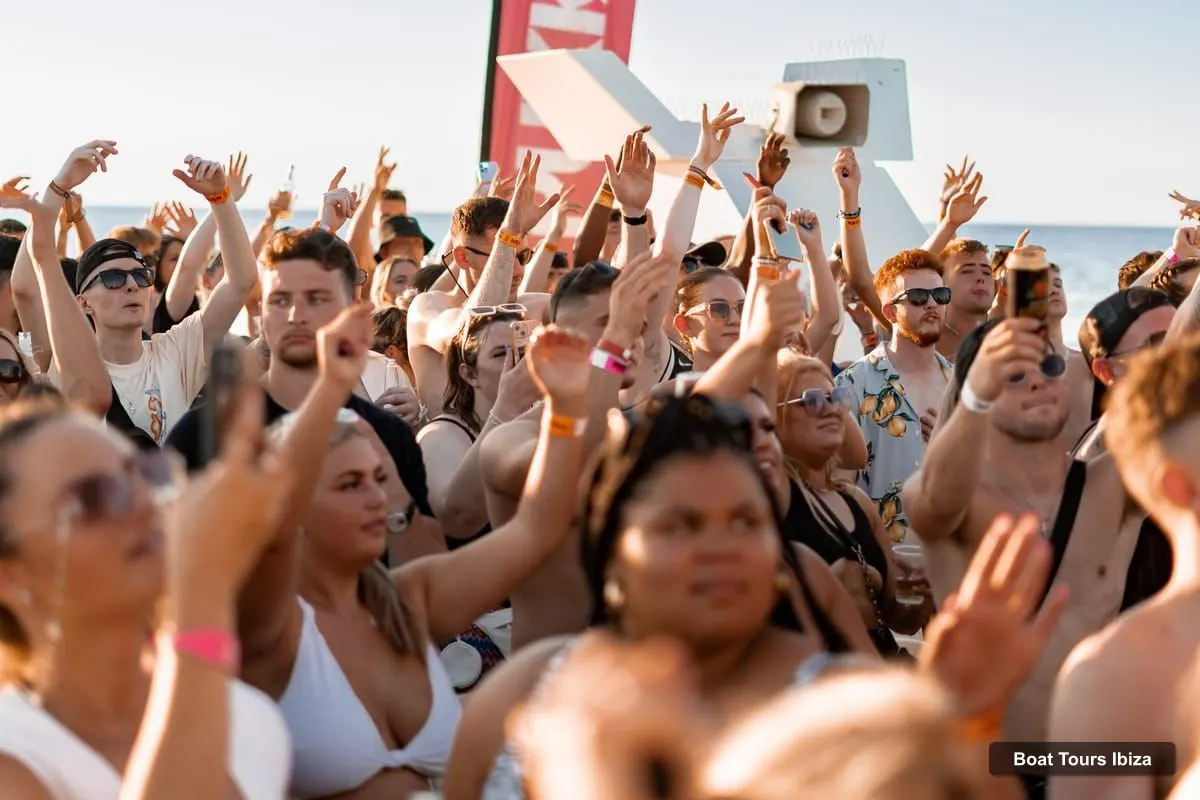 Ibiza Boat Trips – Party Boat w/ Drinks, Live Performances, DJ & Dancers (photo 3)