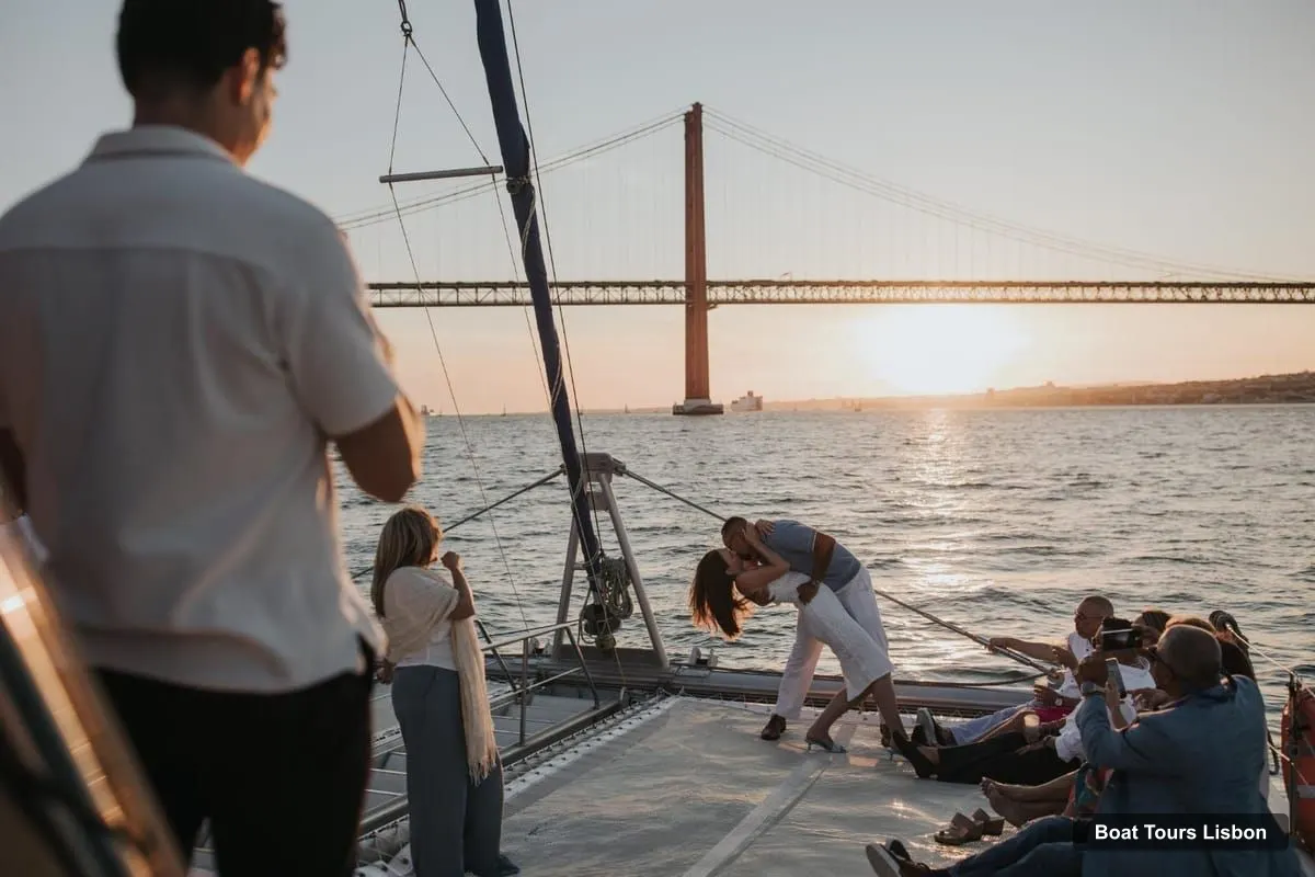Boat Tours in Lisbon – Lisbon Sunset Boat Tour on a Catamaran with 1 Welcome Drink (photo 2)