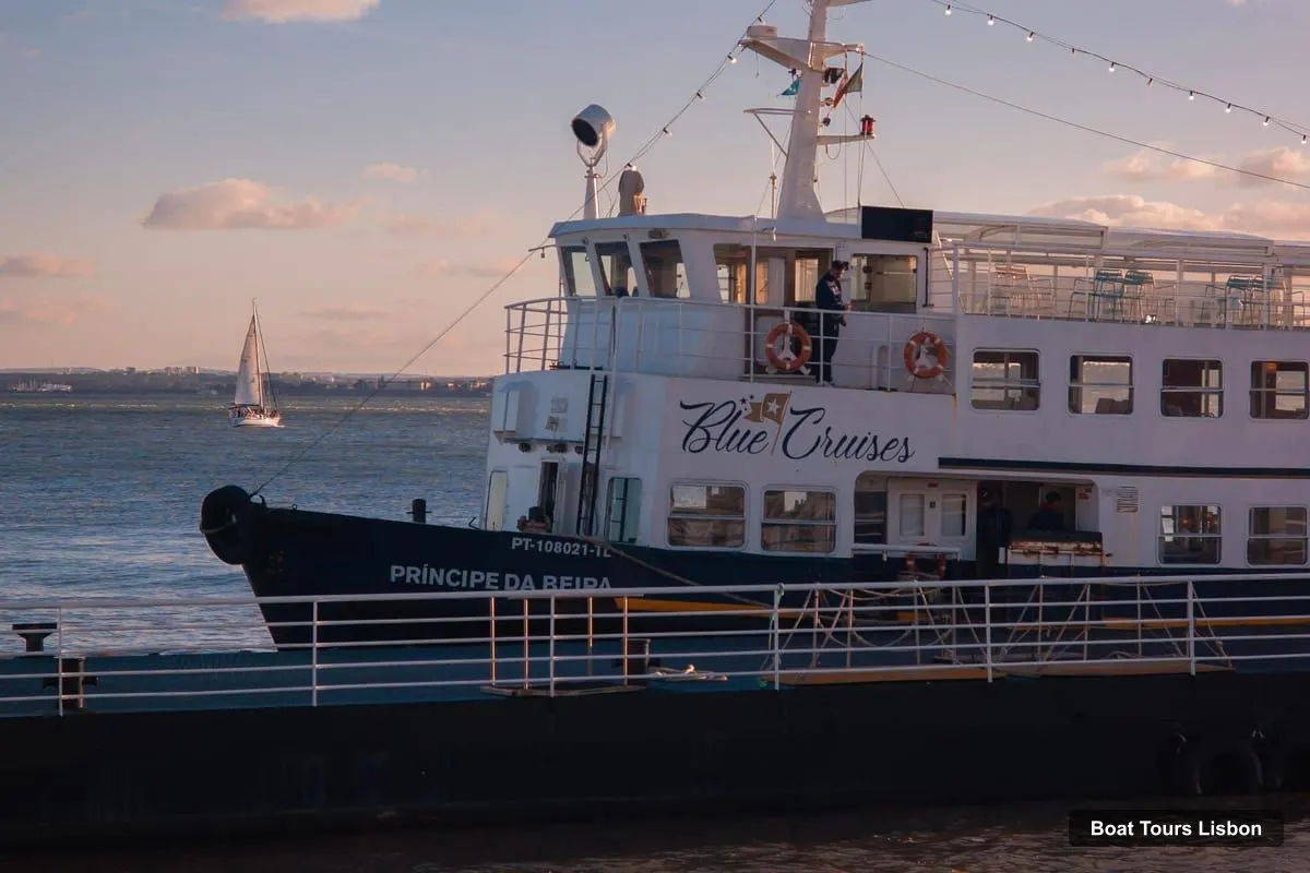 Boat Tours Lisbon – Tagus River Cruise with Welcome Drink (photo 4)