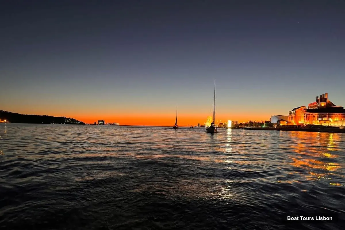 Lisbon Boat Trips – Sailboat Sunset Tour with a Drink (photo 3)