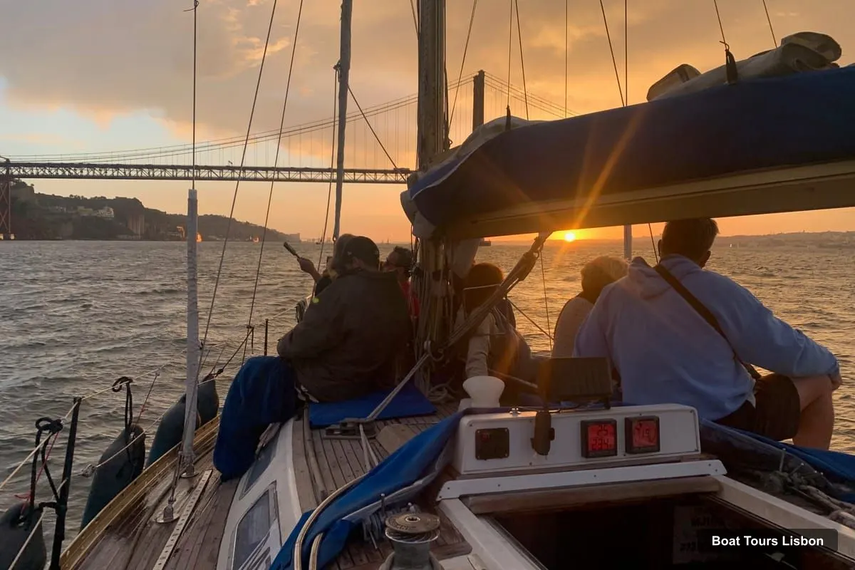 Lisbon Boat Trips – Sailboat Sunset Tour with a Drink (photo 4)