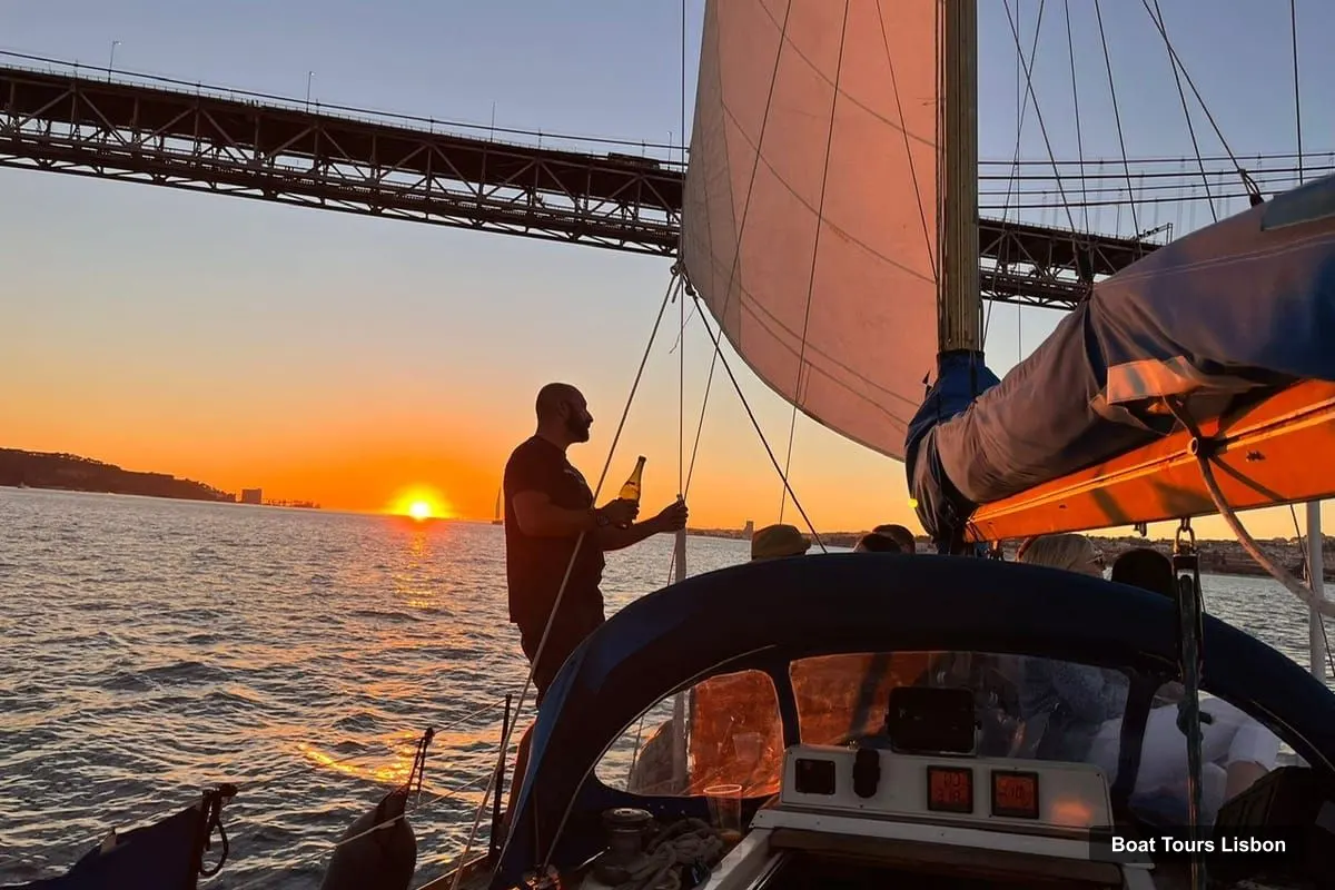 Lisbon Boat Trips – Sailboat Sunset Tour with a Drink