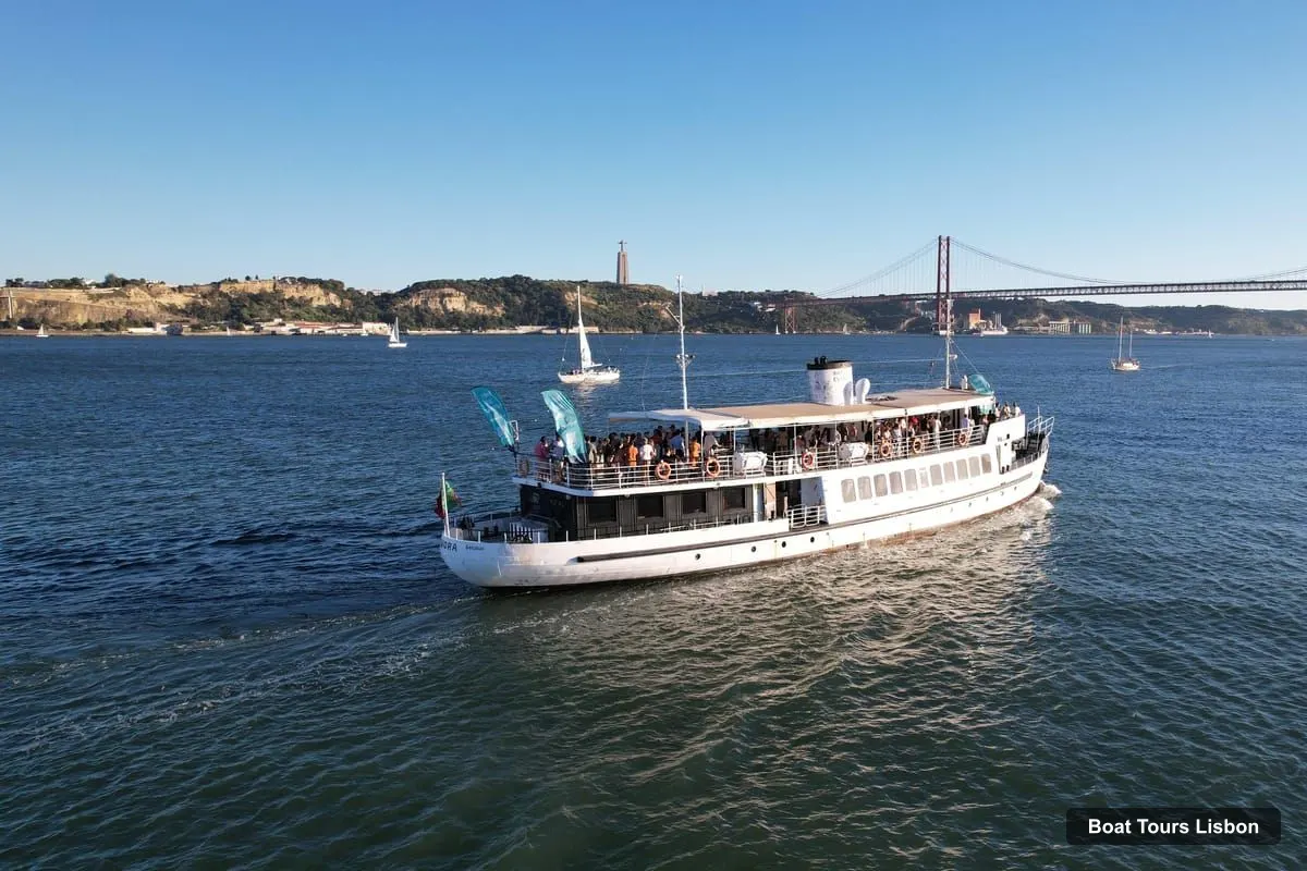 Lisbon Boat Trips – Sunset Boat Tour with music and free welcome drink (photo 3)
