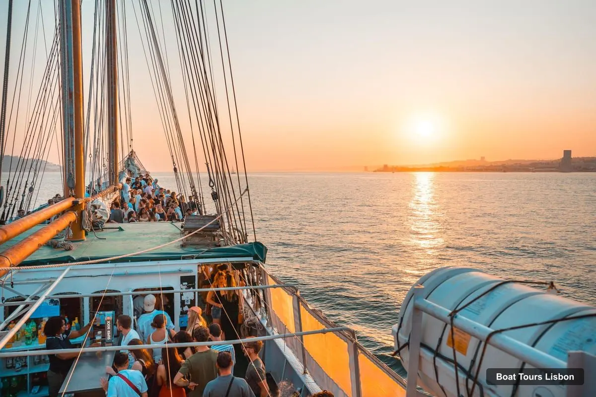 Lisbon Boat Trips – Sunset Boat Party Cruise with Music & Drinks (photo 3)