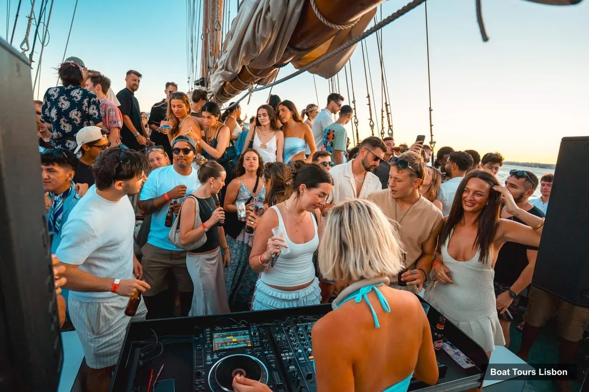 Lisbon Boat Trips – Sunset Boat Party Cruise with Music & Drinks (photo 5)