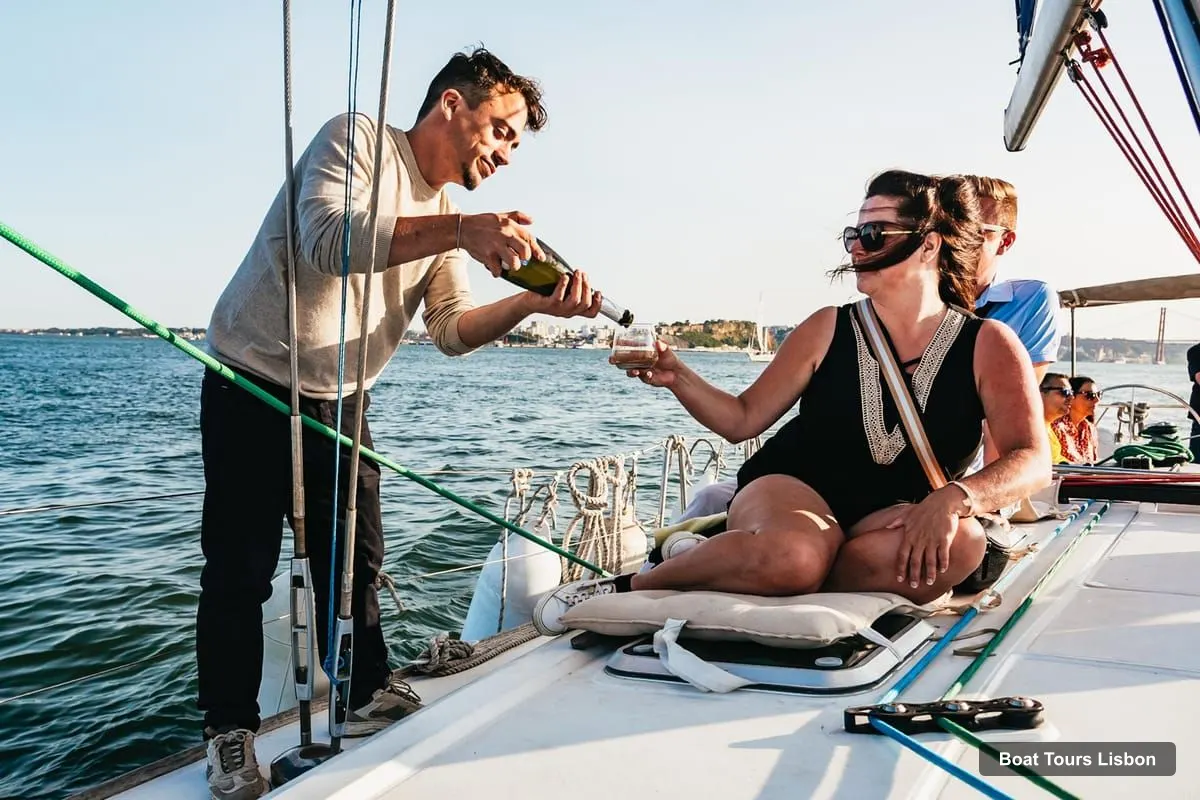 Lisbon Sightseeing Cruise – Champagne Sailing Tours (photo 4)