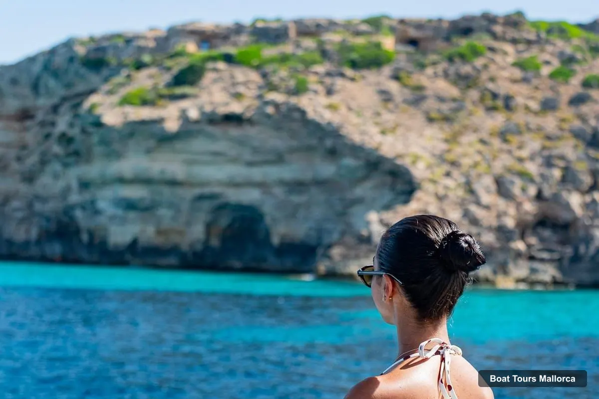 Boat Tours in Mallorca – Catamaran Luxury Tour with Meal and DJ (photo 2)