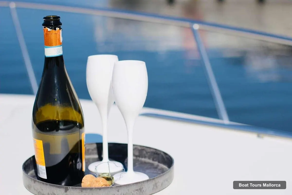 Mallorca Boat Trips – Private Yacht Cruise with Snorkeling and Drinks (photo 3)