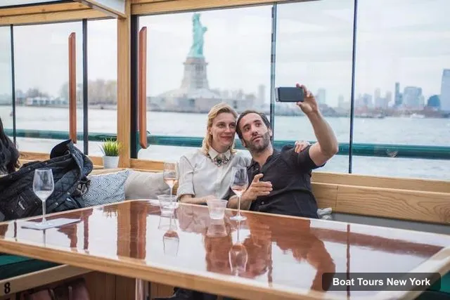 Boat Tours in New York – Statue and Skyline Cruise Aboard a Luxury Yacht