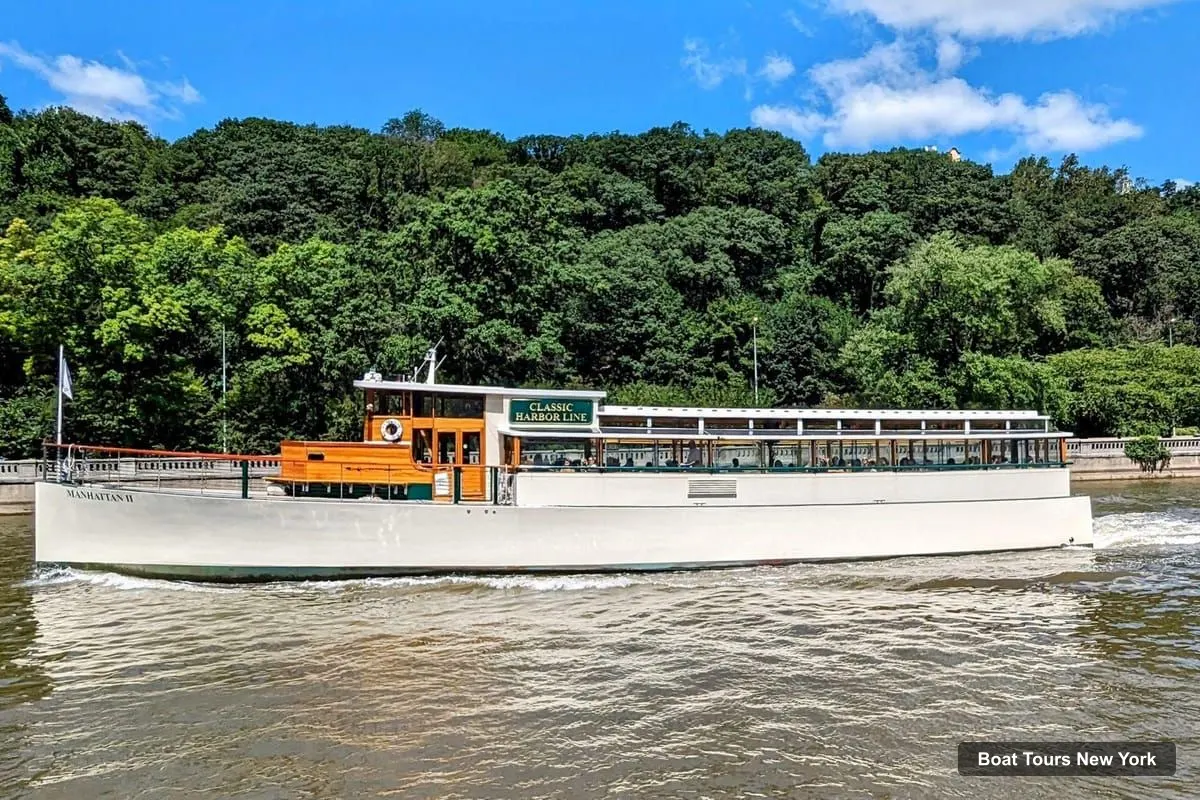 Boat Tours in New York – Statue and Skyline Cruise Aboard a Luxury Yacht (photo 2)