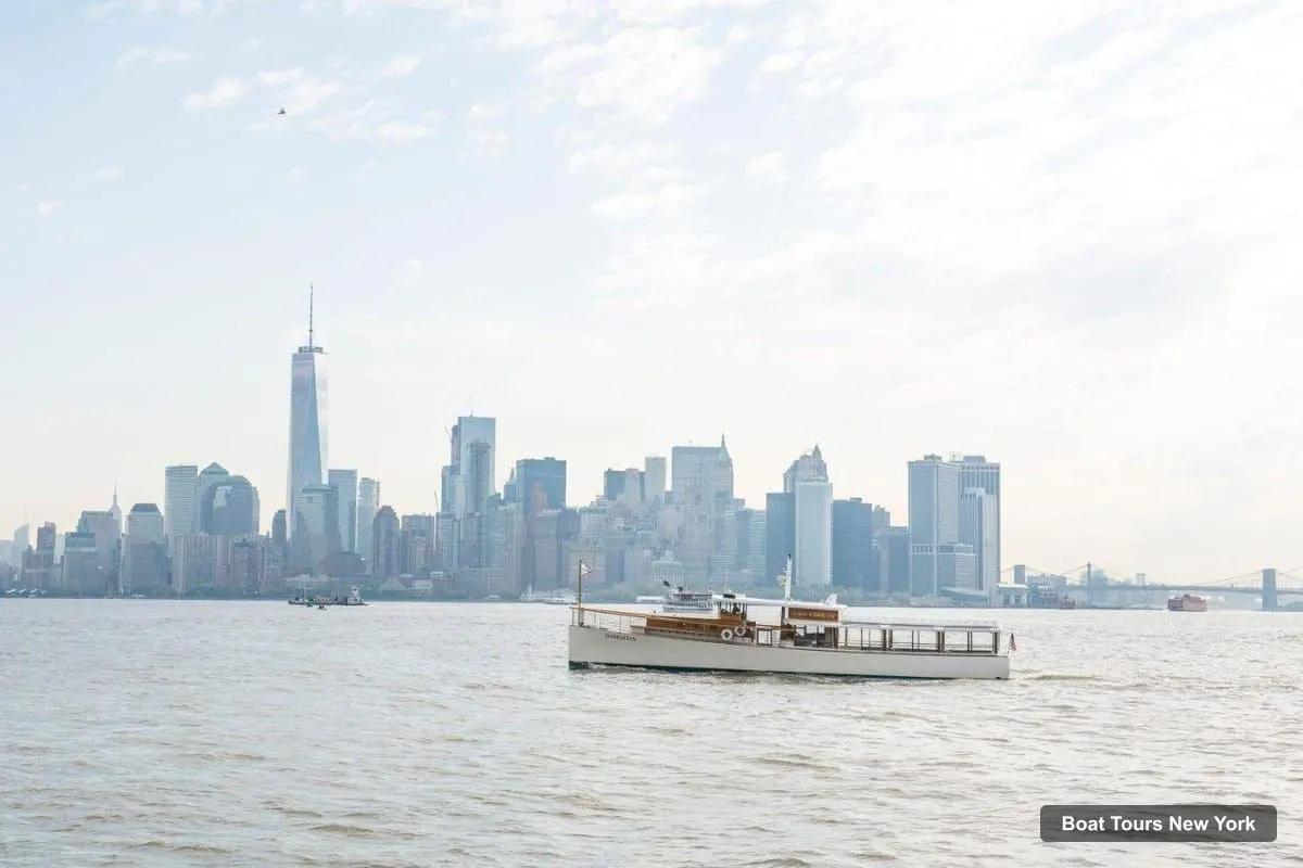 Boat Tours in New York – Statue and Skyline Cruise Aboard a Luxury Yacht (photo 5)