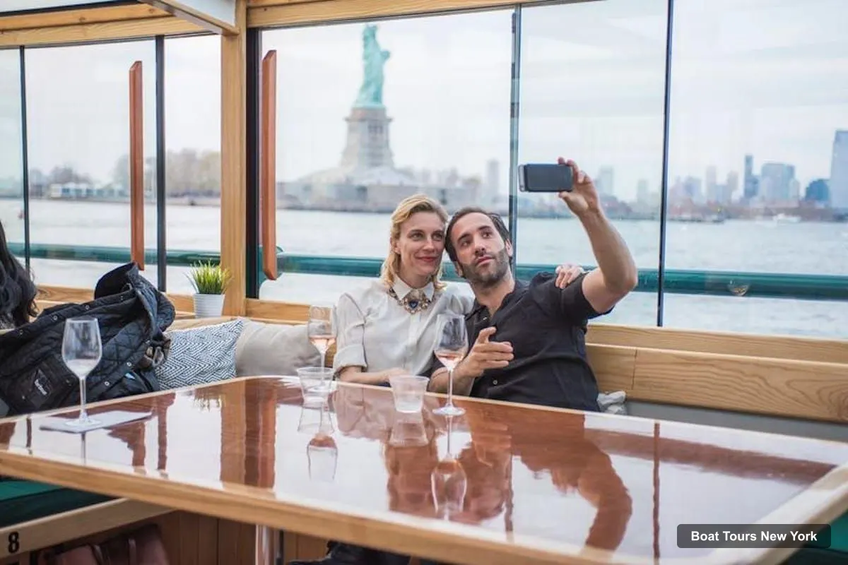 Boat Tours in New York – Statue and Skyline Cruise Aboard a Luxury Yacht