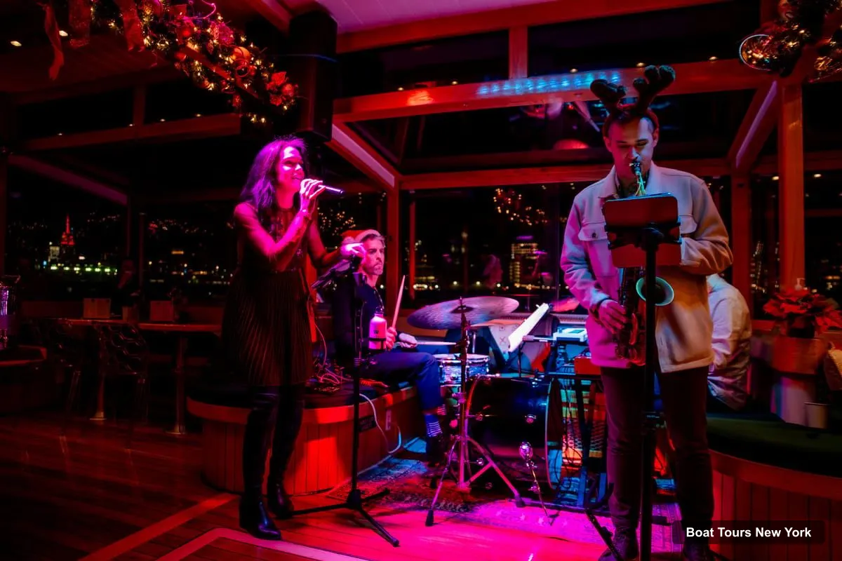 Boat Tours New York – NYC: Holiday Yacht Cruise with Jazz, Cocoa & Carols (photo 2)