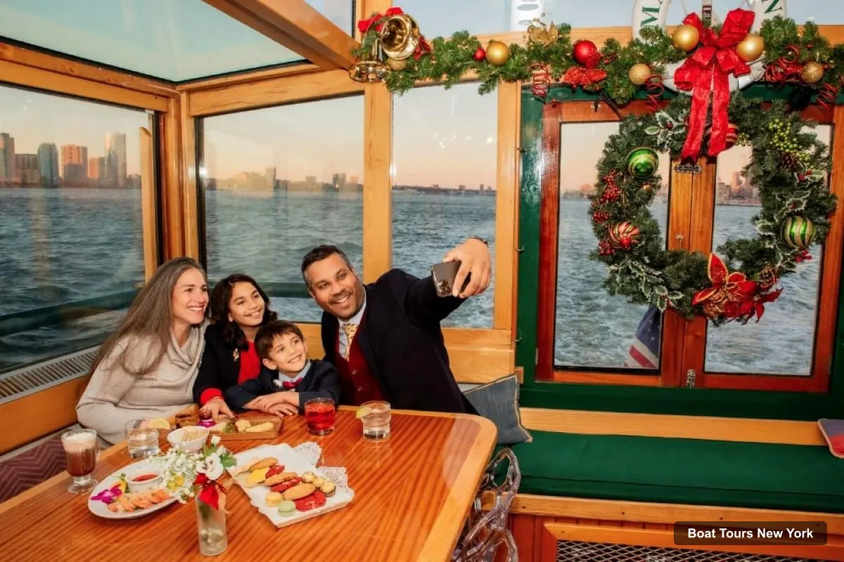 Boat Tours New York – NYC: Holiday Yacht Cruise with Jazz, Cocoa & Carols (photo 3)