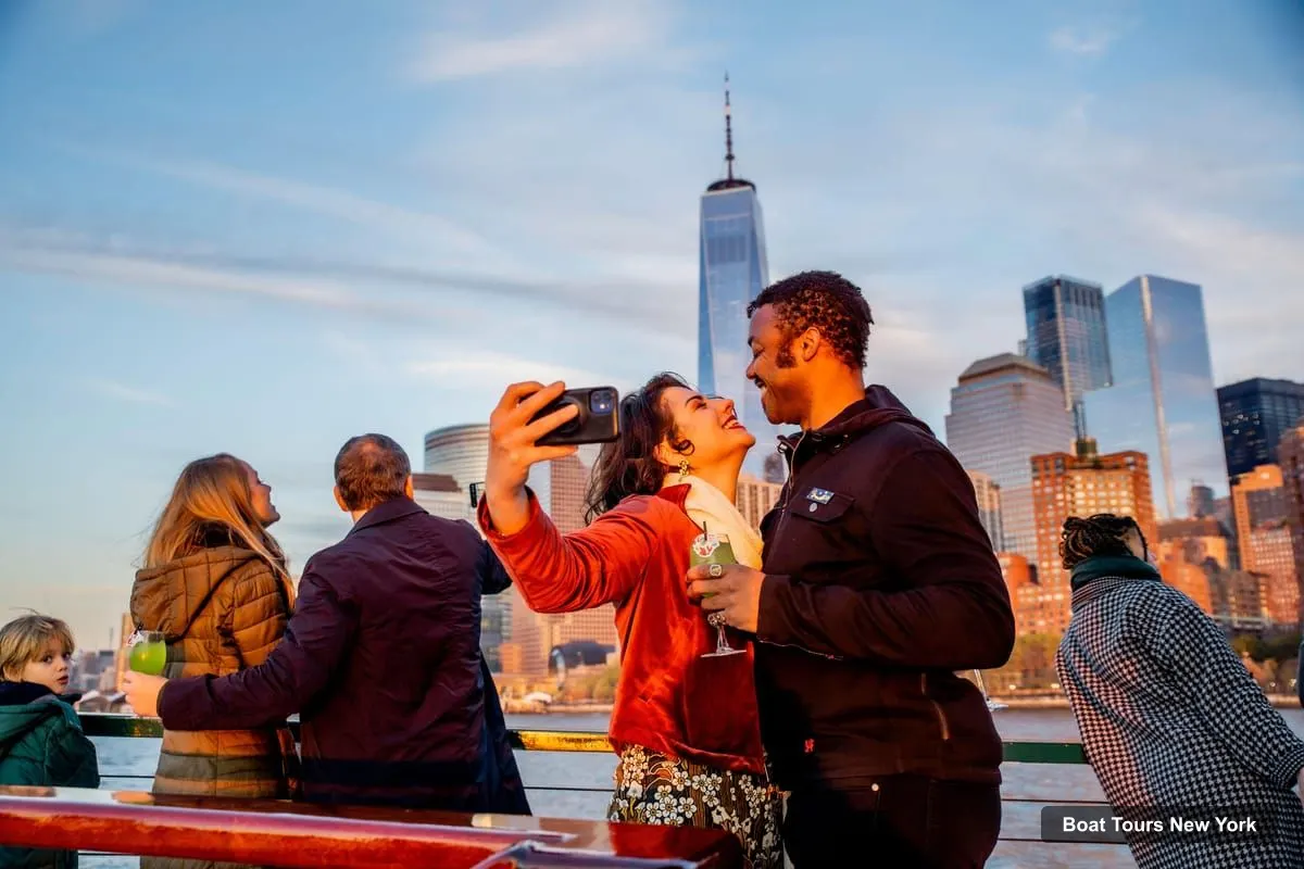 Boat Tours New York – NYC: Holiday Yacht Cruise with Jazz, Cocoa & Carols (photo 4)