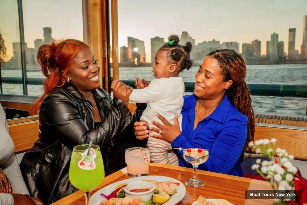 Boat Tours New York – NYC: Holiday Yacht Cruise with Jazz, Cocoa & Carols (photo 5)