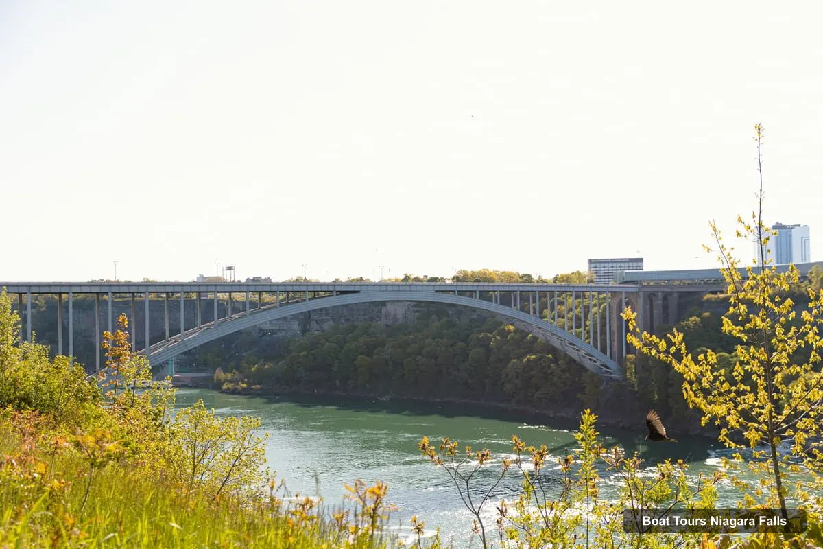 Niagara Falls Boat Trips – Boat Trip & Journey Behind the Falls Tour (photo 4)