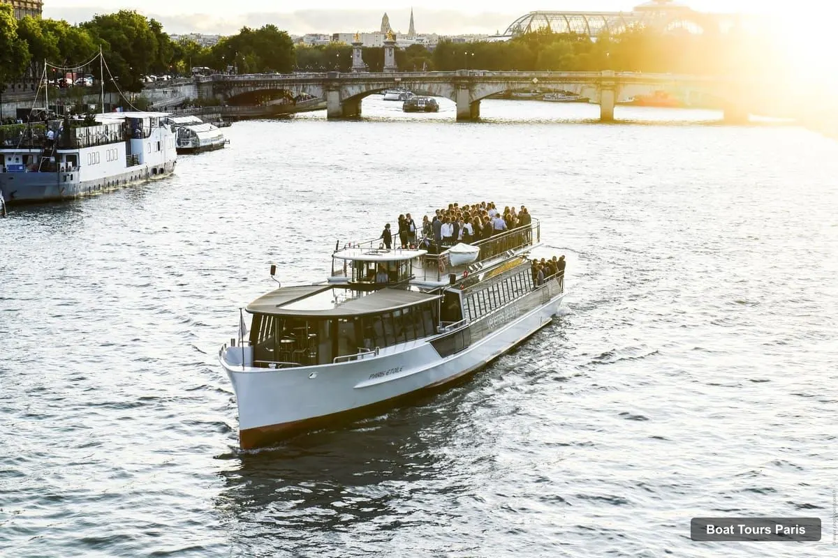 Boat Tours in Paris – Evening River Cruise with Music (photo 2)
