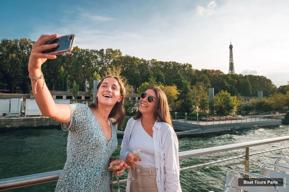 Boat Tours in Paris – Evening River Cruise with Music (photo 3)