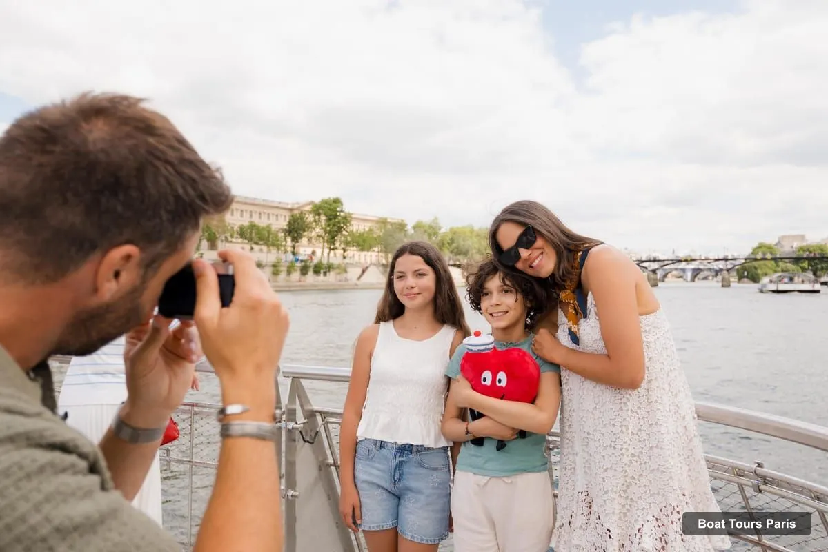 Boat Tours Paris – Bateaux Mouches® Sightseeing Cruise on the Seine (photo 3)
