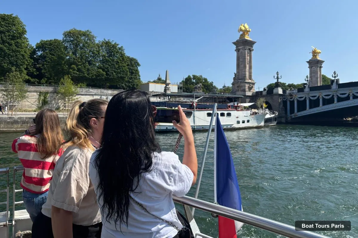 Paris Boat Cruises – Hop-On Hop-Off Seine Cruise Pass with 9 Stops