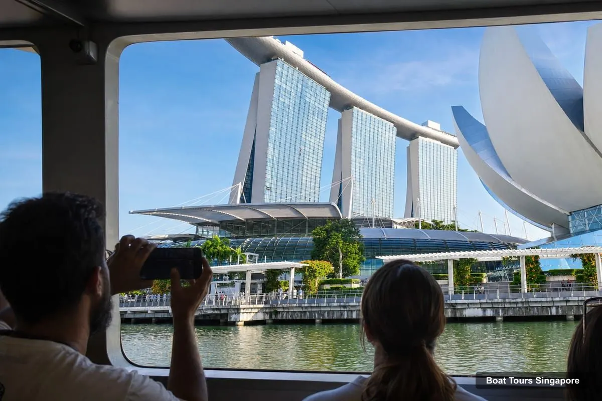 Boat Tours Singapore – Singapore by Night River Boat Tour with Dinner (photo 3)
