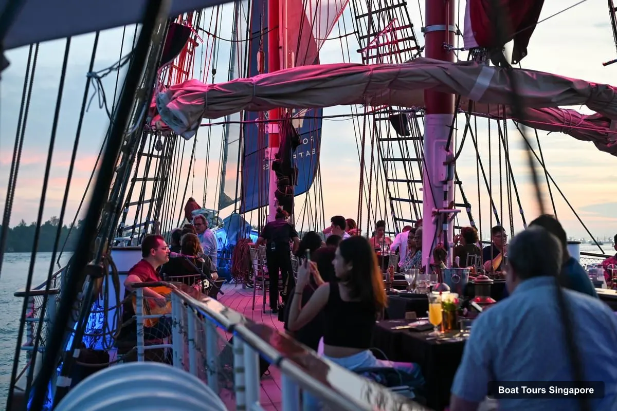 Singapore Boat Trips – Christmas Dinner Cruise on Royal Albatross (photo 2)