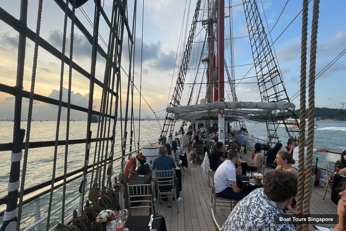 Singapore Boat Trips – Christmas Dinner Cruise on Royal Albatross (photo 3)