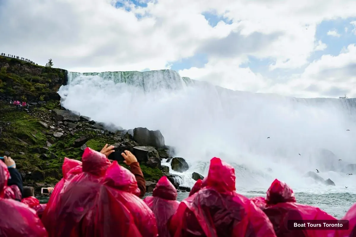 Boat Tours in Toronto – Niagara Day Tour w/ Niagara on the Lake & Boat Ride