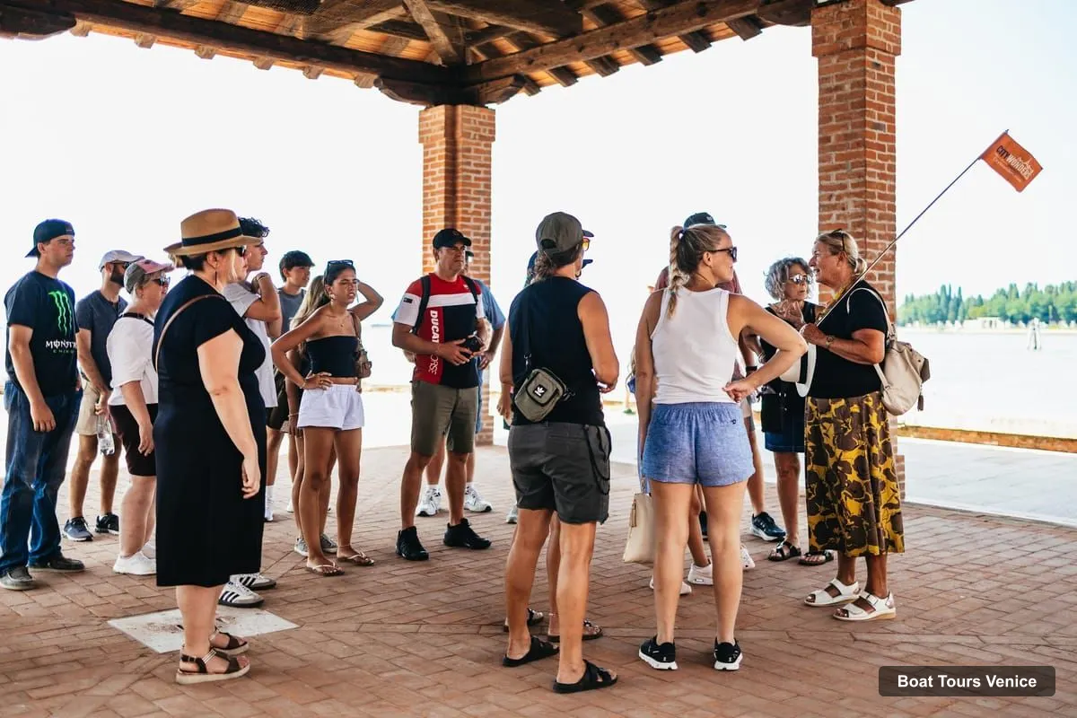 Boat Tours in Venice – Murano & Burano Guided Tour by Private Boat with Glassmaking (photo 2)