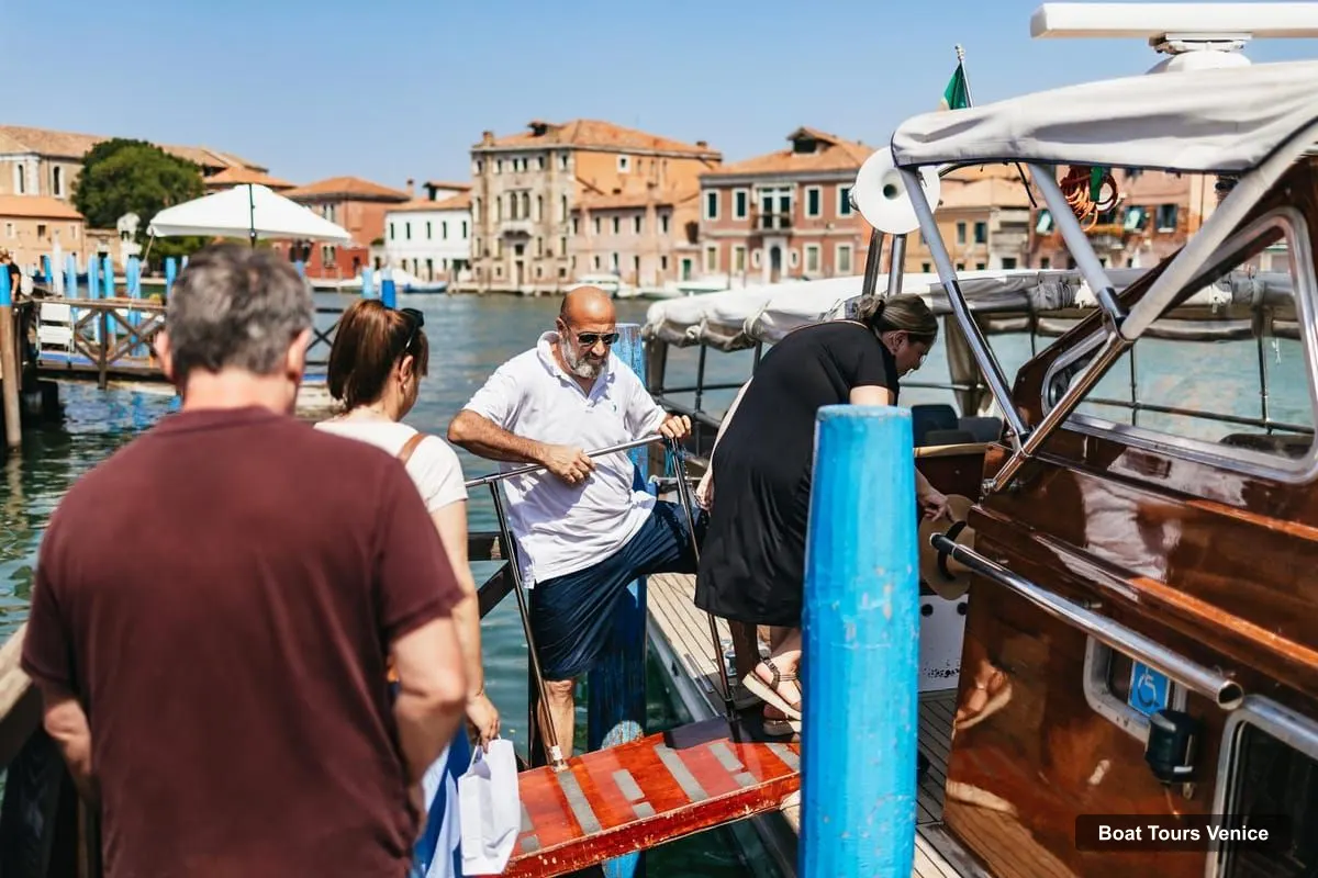 Boat Tours in Venice – Murano & Burano Guided Tour by Private Boat with Glassmaking (photo 3)